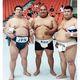 Фото Ассоциации борьбы сумо КР. Алмаз Эргешов (в центре) на зарубежных соревнованиях