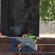Фото 24.kg. В Чолпон-Ате возложили цветы к памятнику воинам ВОВ