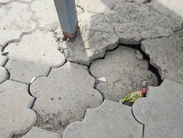 В&nbsp;Бишкеке отремонтированные остановка и&nbsp;тротуар на&nbsp;улице Фучика разрушаются
