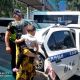 Фото УПСМ. Милиционеры помогают горожанам добраться до дома