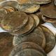 Фото из интернета. Жительница Великобритании нашла на пляже старый сундук с монетами