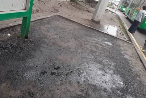 Разрыли тротуар и&nbsp;залили смолой. Бишкекчане жалуются на&nbsp;беспорядок у&nbsp;остановки
