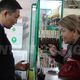 Фото ИА «24.kg». Предприниматель и покупатель спорят между собой на выставке в Бишкеке 
