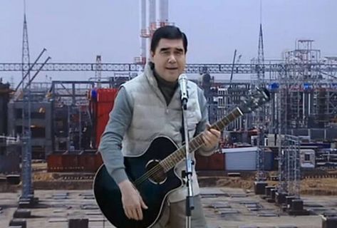 Президент Туркменистана спел свою песню на встрече с избирателями 