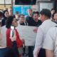 Фото родителей. К родителям вышел директор департамента образования мэрии Бишкека Жаныбек Орозалиев