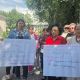Фото родителей. В поддержку директора собрались родители и учителя, которые недовольны решением курирующих органов