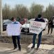 Фото 24.kg. Возле здания Генпрокуратуры митингуют около 20 человек с плакатами